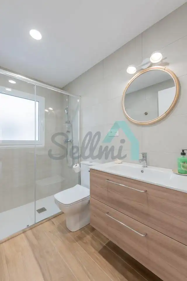 Bathroom of Flat for sale in Oviedo   with Heating and Furnished