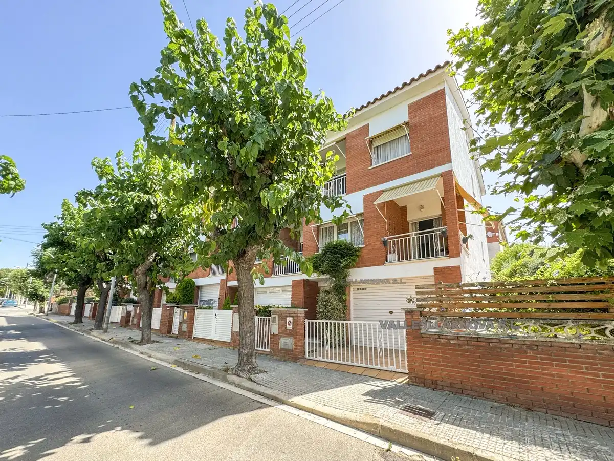 Vista exterior de Casa adosada en venta en Parets del Vallès con Jardín privado y Terraza