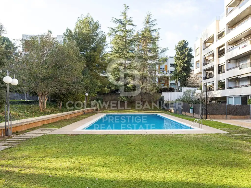 Piscina de Piso en venta en Barcelona con Jardín privado, Terraza y Piscina comunitaria