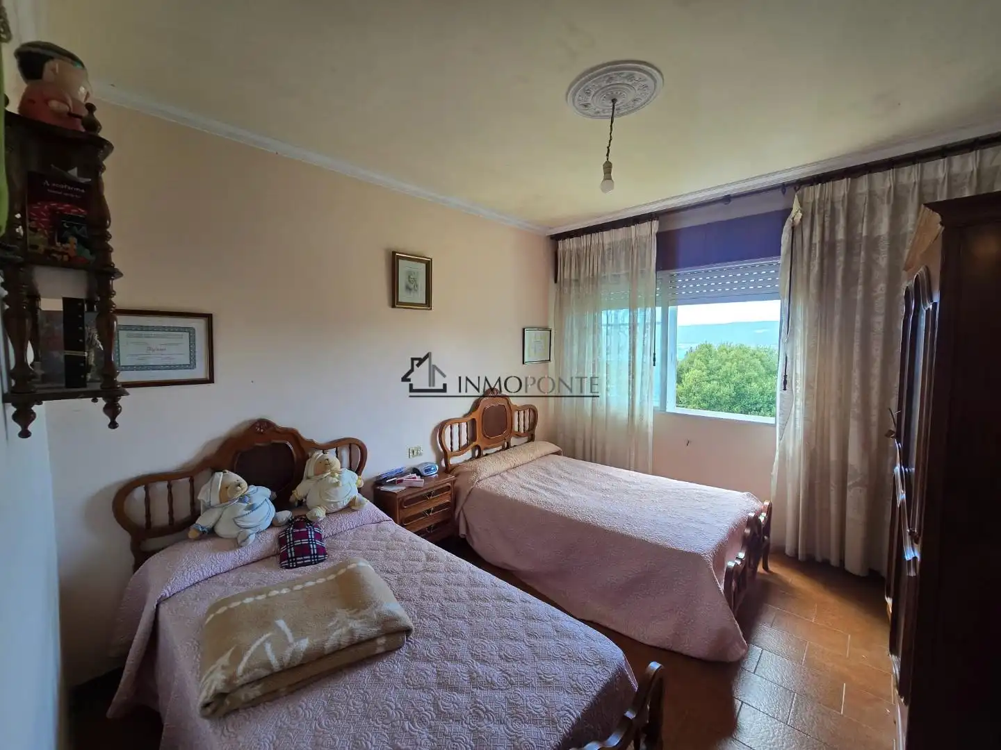 Dormitori de Casa o xalet en venda en Pontevedra Capital  amb Jardí privat