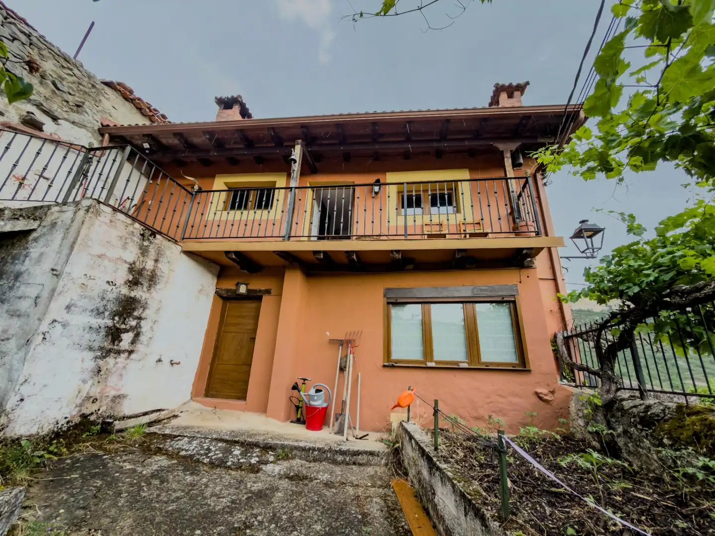 Vista exterior de Casa adosada en venta en Merindad de Valdeporres con Calefacción