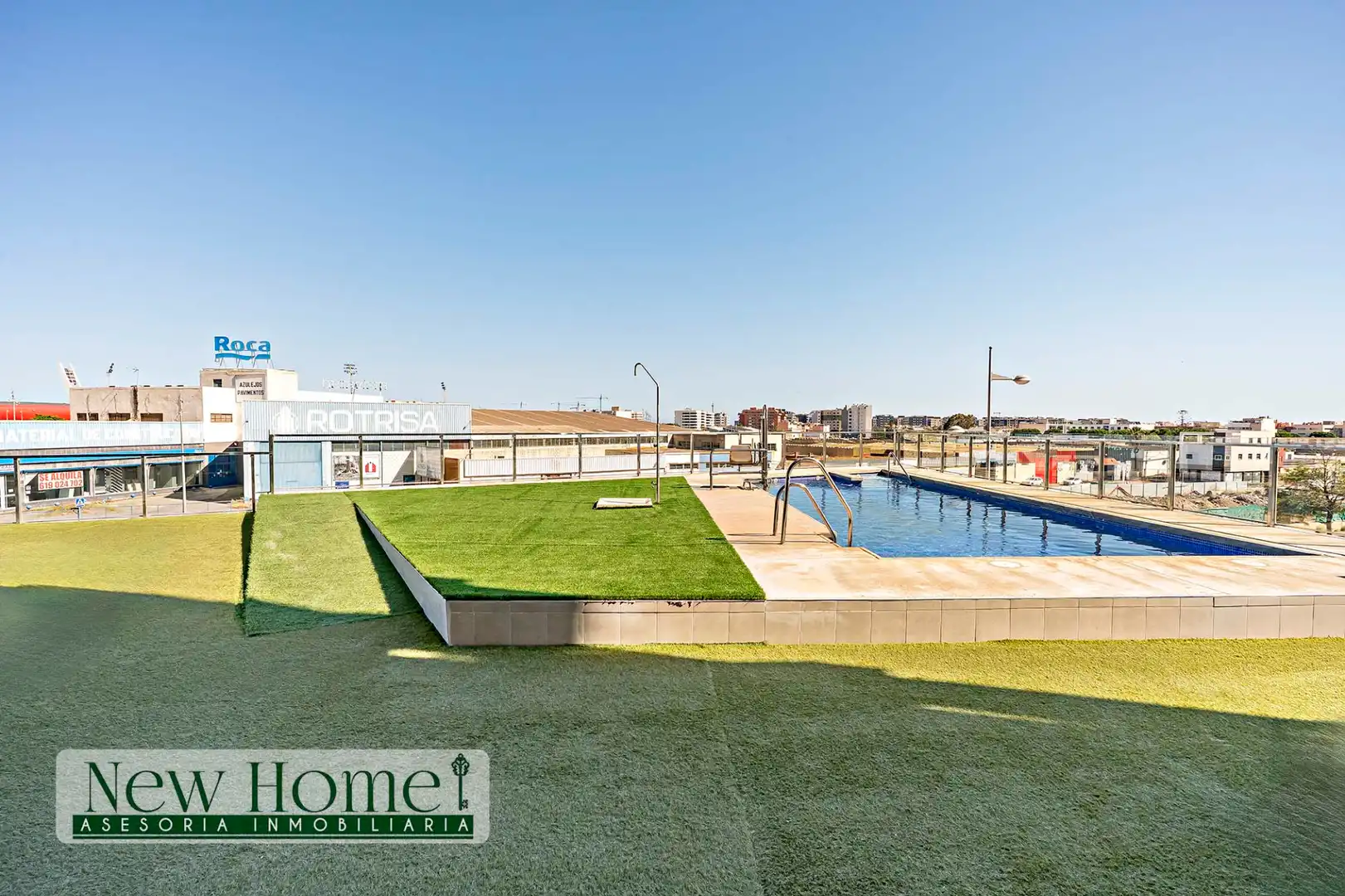 Piscina de Piso en venta en Almería con Amueblado