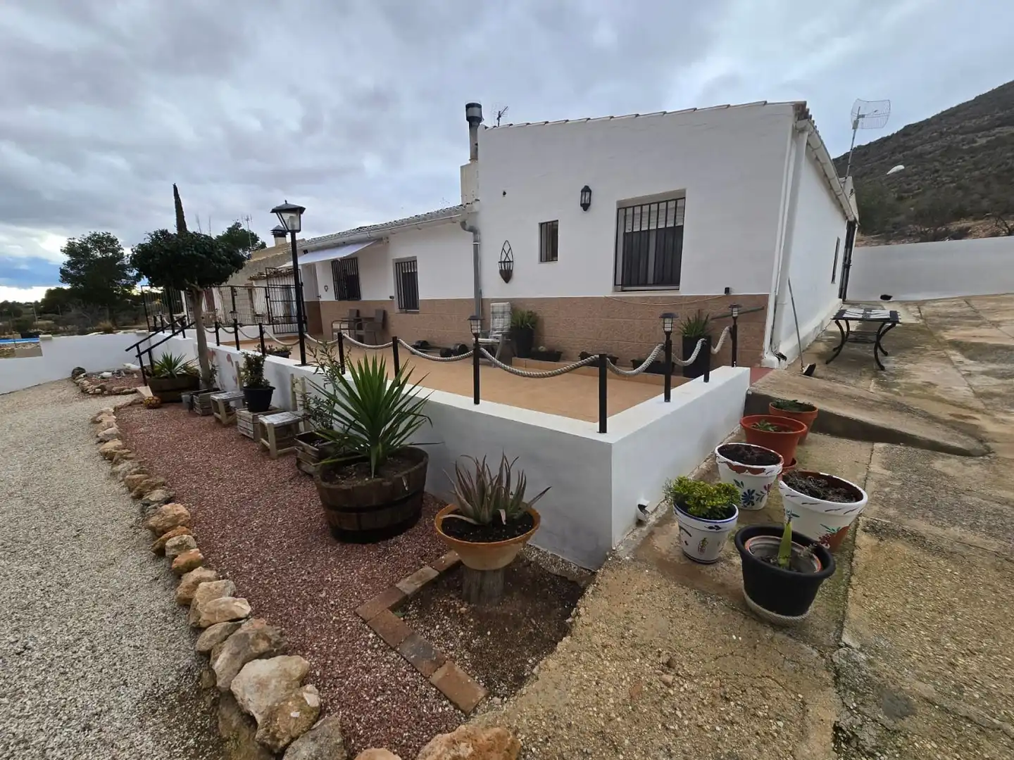 Vista exterior de Casa o xalet en venda en Yecla amb Jardí privat, Terrassa i Piscina