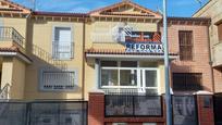 Vista exterior de Casa adosada en venda en Cabrerizos amb Calefacció, Terrassa i Traster