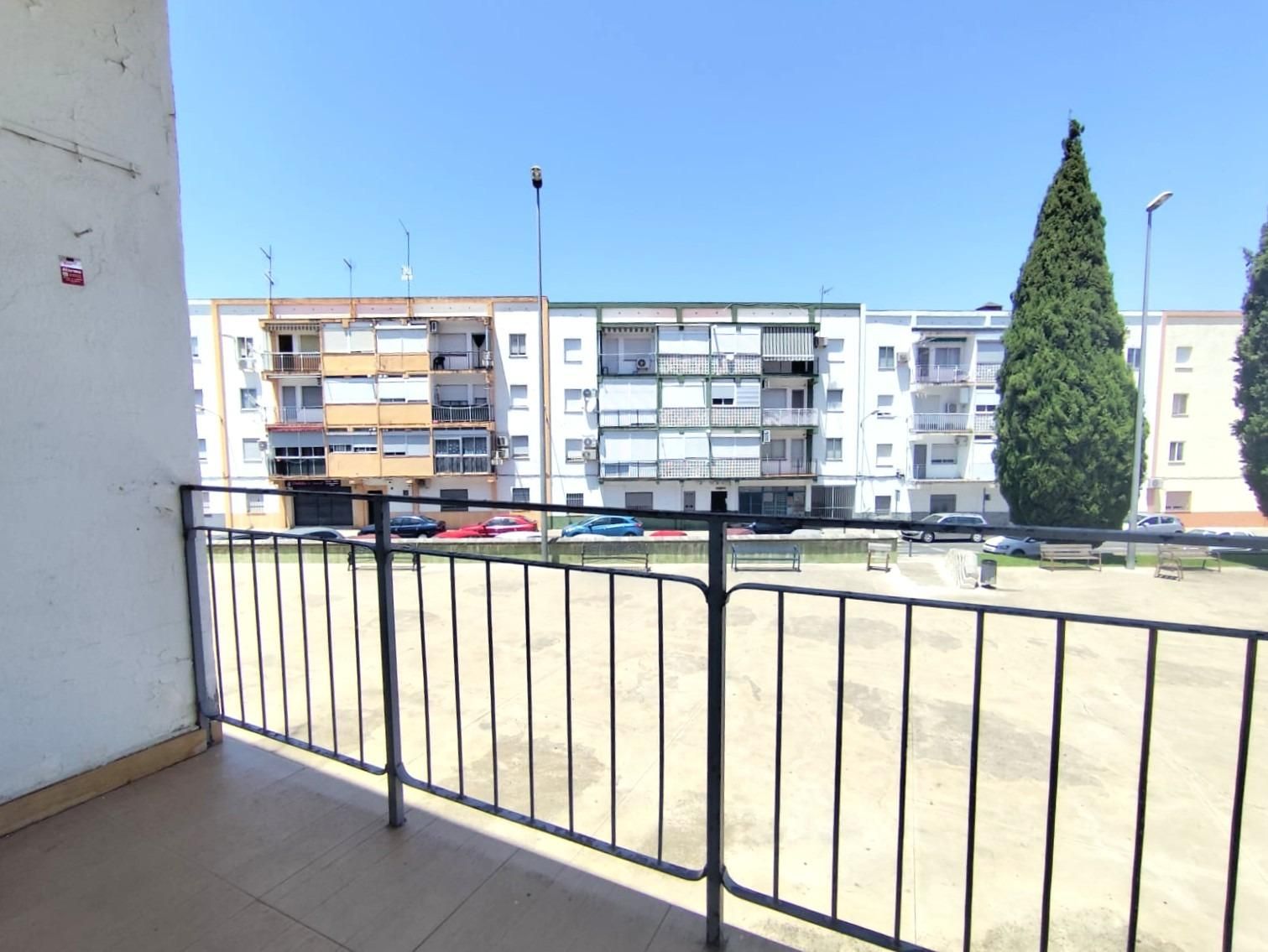 Vista exterior de Piso en venta en Plasencia con Balcón