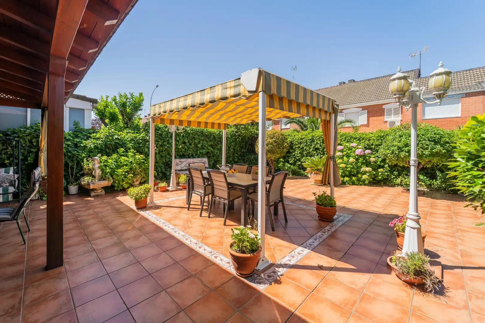 Terrasse von Einfamilien-Reihenhaus zum Verkauf in Parla mit Klimaanlage, Heizung und Privatgarten