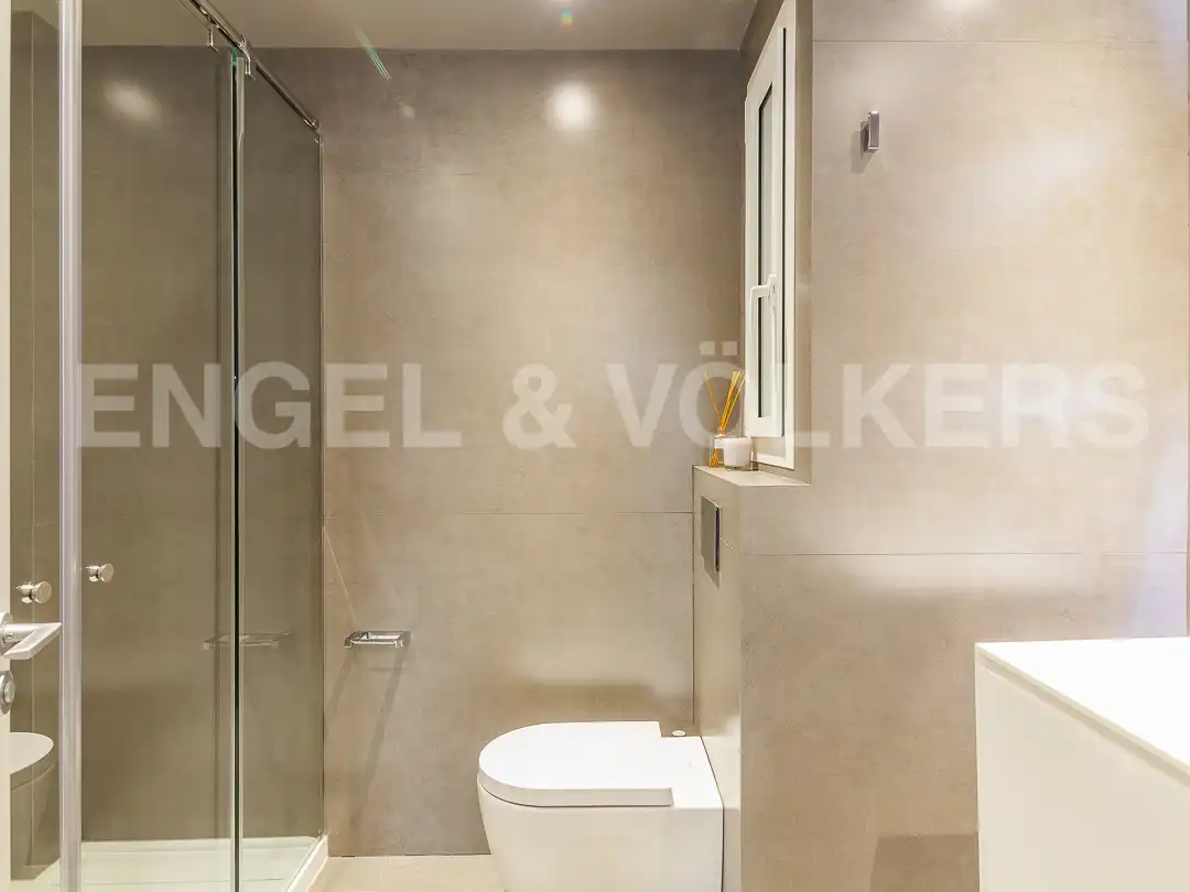 Badezimmer von Dachboden zum Verkauf in Barcelona mit Klimaanlage, Heizung und Terrasse