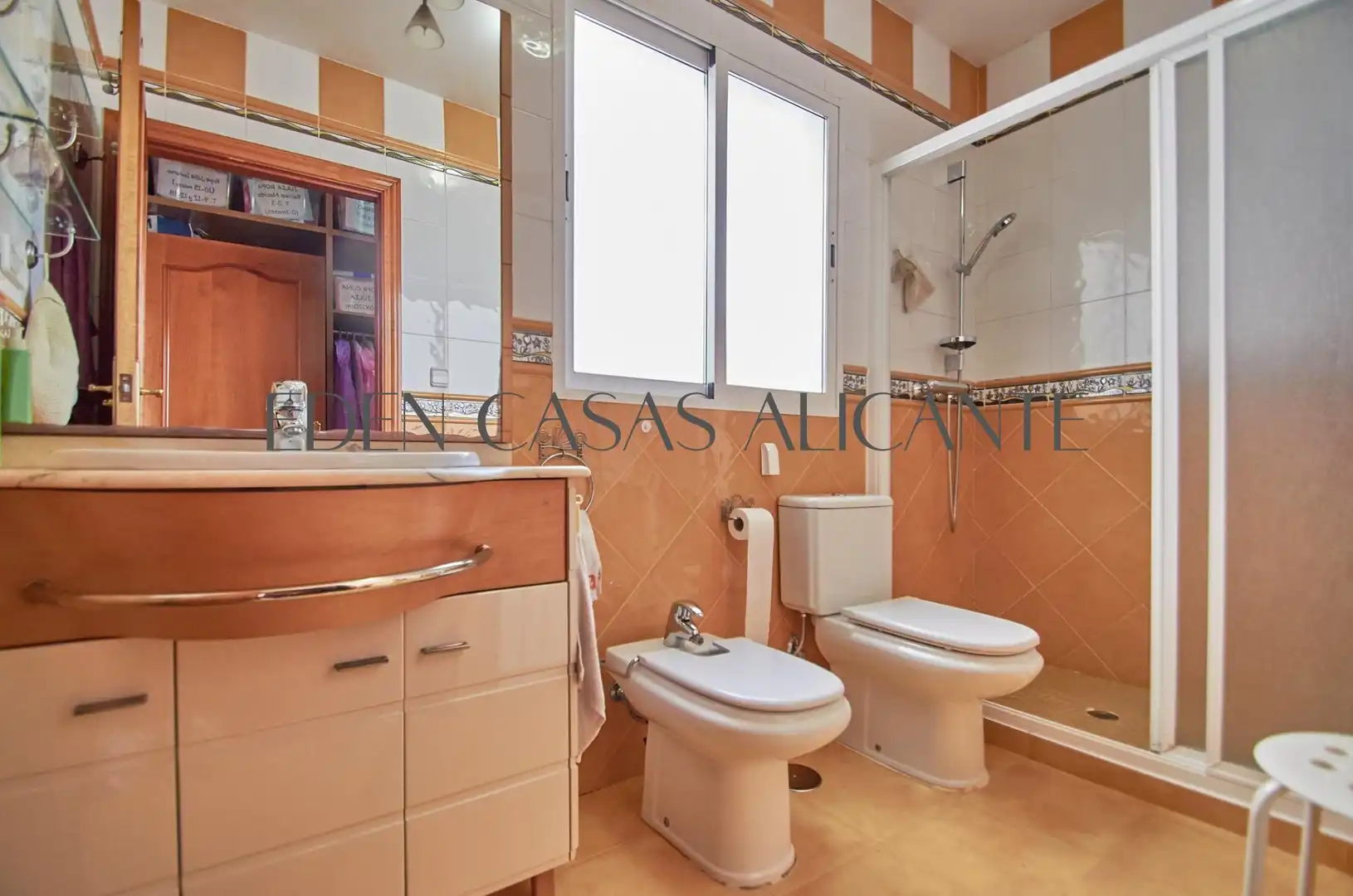 Bany de Casa adosada en venda en San Vicente del Raspeig / Sant Vicent del Raspeig amb Aire condicionat, Jardí privat i Parquet