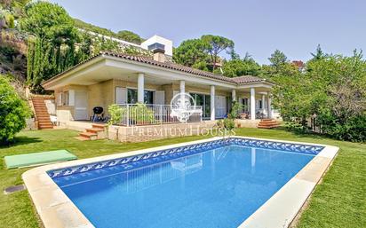 Vista exterior de Casa o xalet en venda en Cabrils amb Aire condicionat, Calefacció i Jardí privat