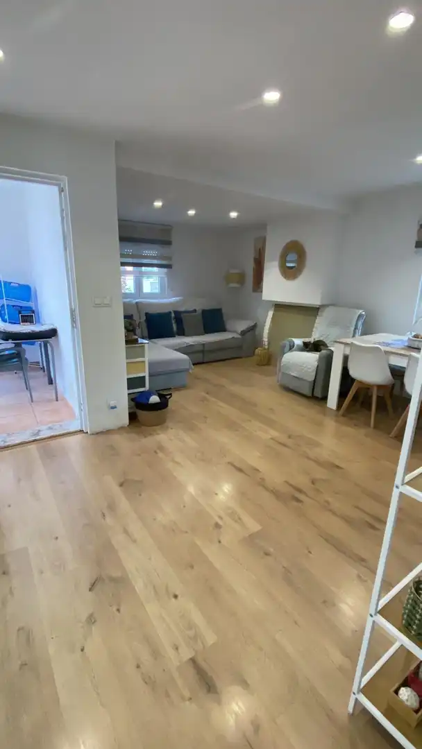 Sala d'estar de Casa o xalet en venda en La Pobla de Vallbona amb Aire condicionat, Terrassa i Piscina comunitària
