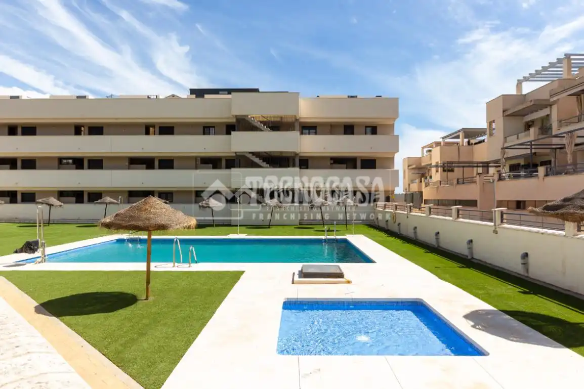 Vista exterior de Piso en venta en Vélez-Málaga con Aire acondicionado, Terraza y Piscina comunitaria