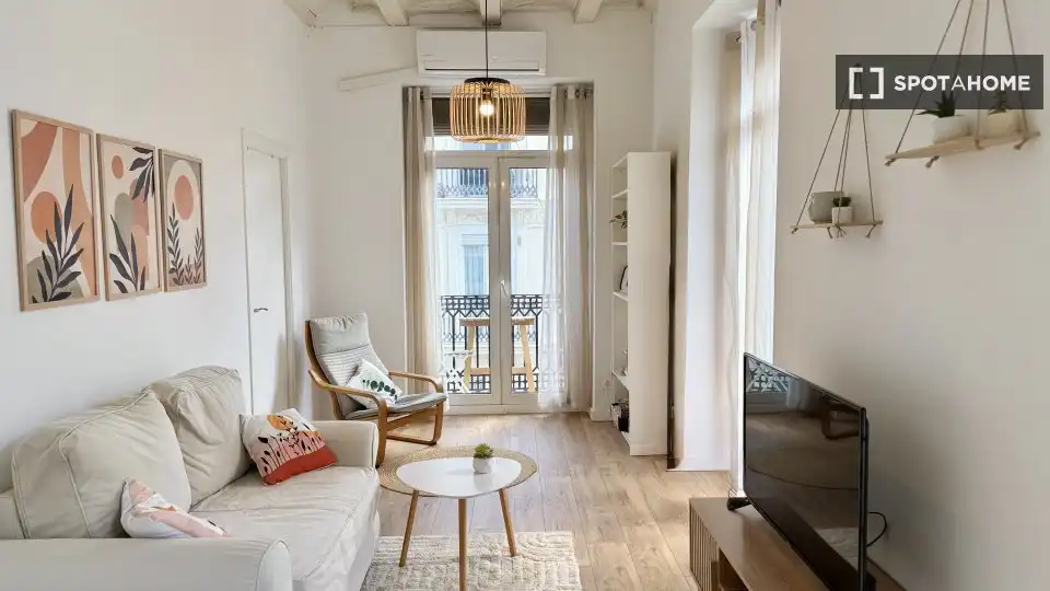 Flat with terrace to rent in Extramurs