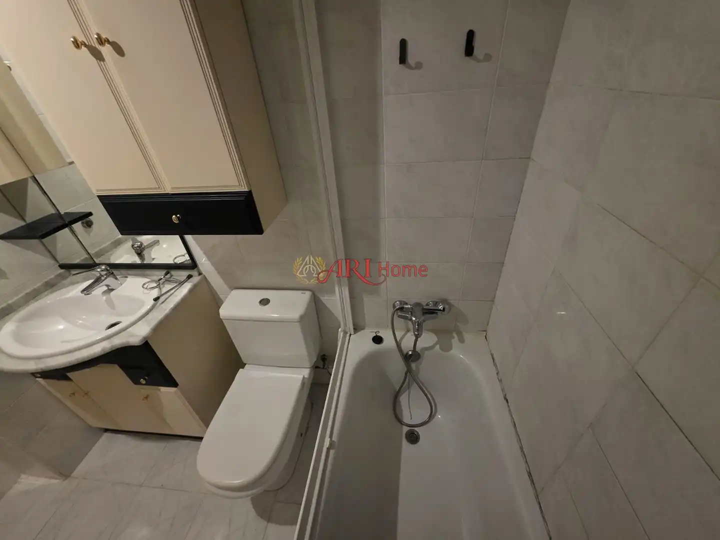 Bathroom of Flat for sale in Fuenlabrada  with Air Conditioner, Heating and Swimming Pool