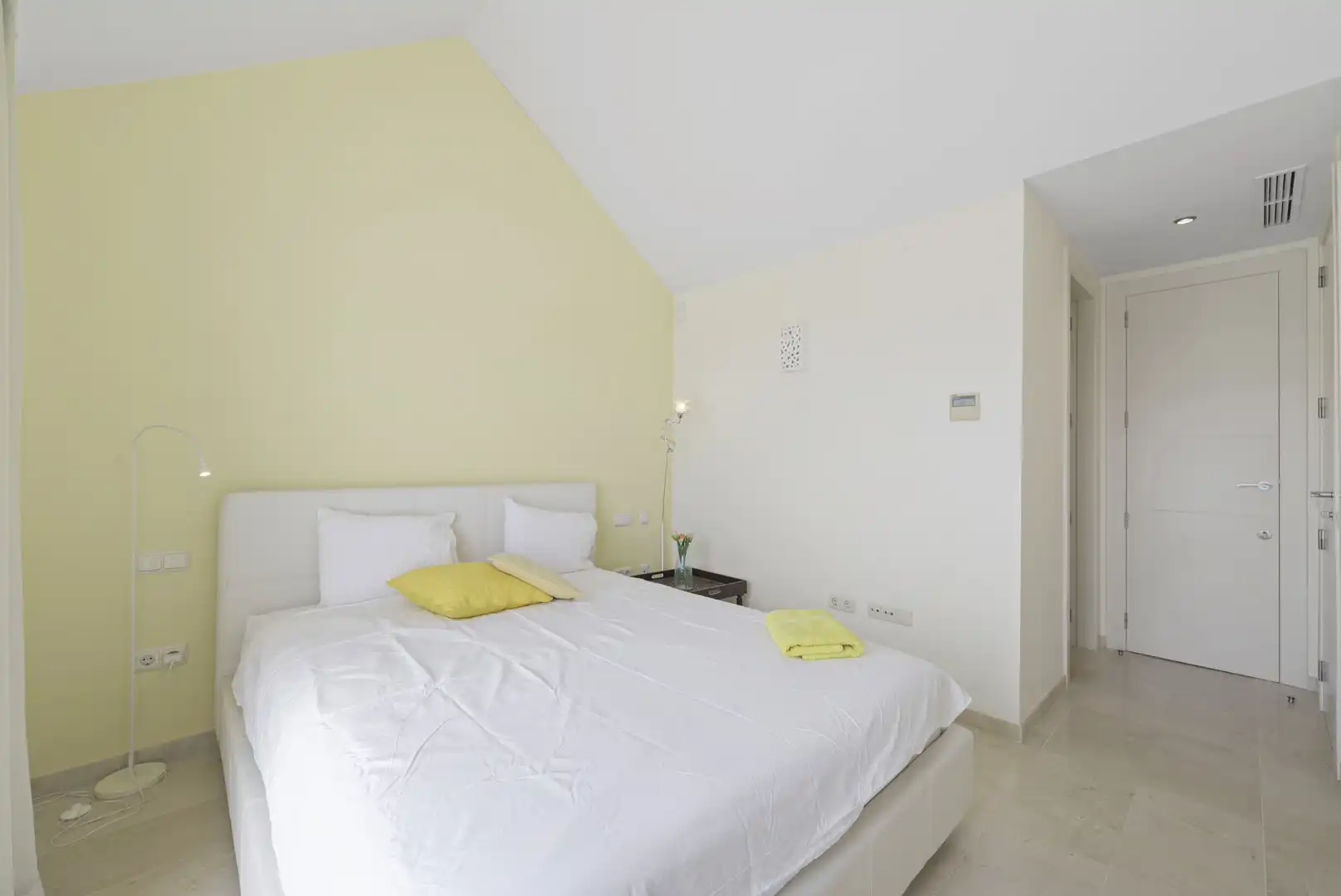 Schlafzimmer von Einfamilien-Reihenhaus zum Verkauf in Mijas mit Klimaanlage, Privatgarten und Terrasse