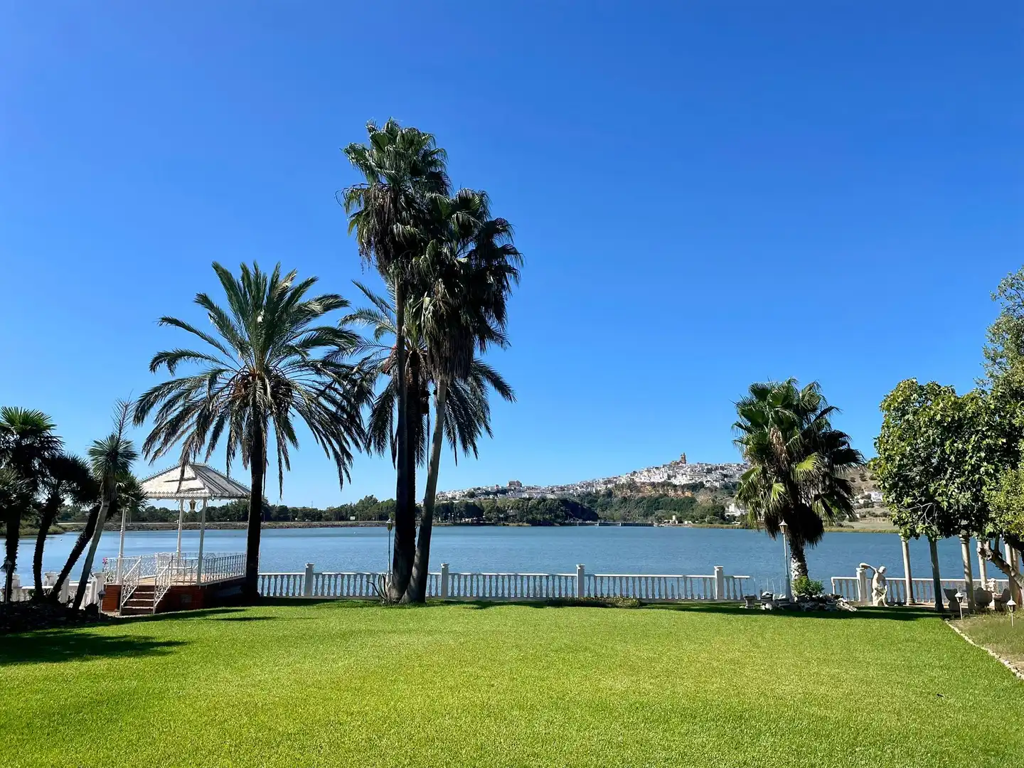 Vista exterior de Casa o xalet en venda en Arcos de la Frontera amb Aire condicionat, Jardí privat i Terrassa