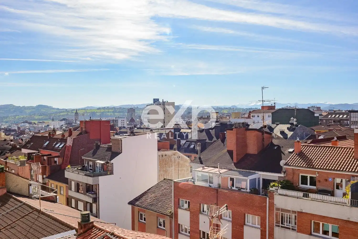 Vista exterior de Piso en venta en Oviedo  con Calefacción, Parquet y Amueblado