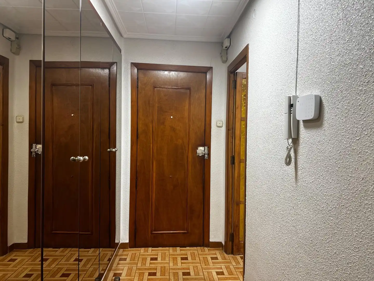 Flat for sale in Valencia  with Air Conditioner and Alarm