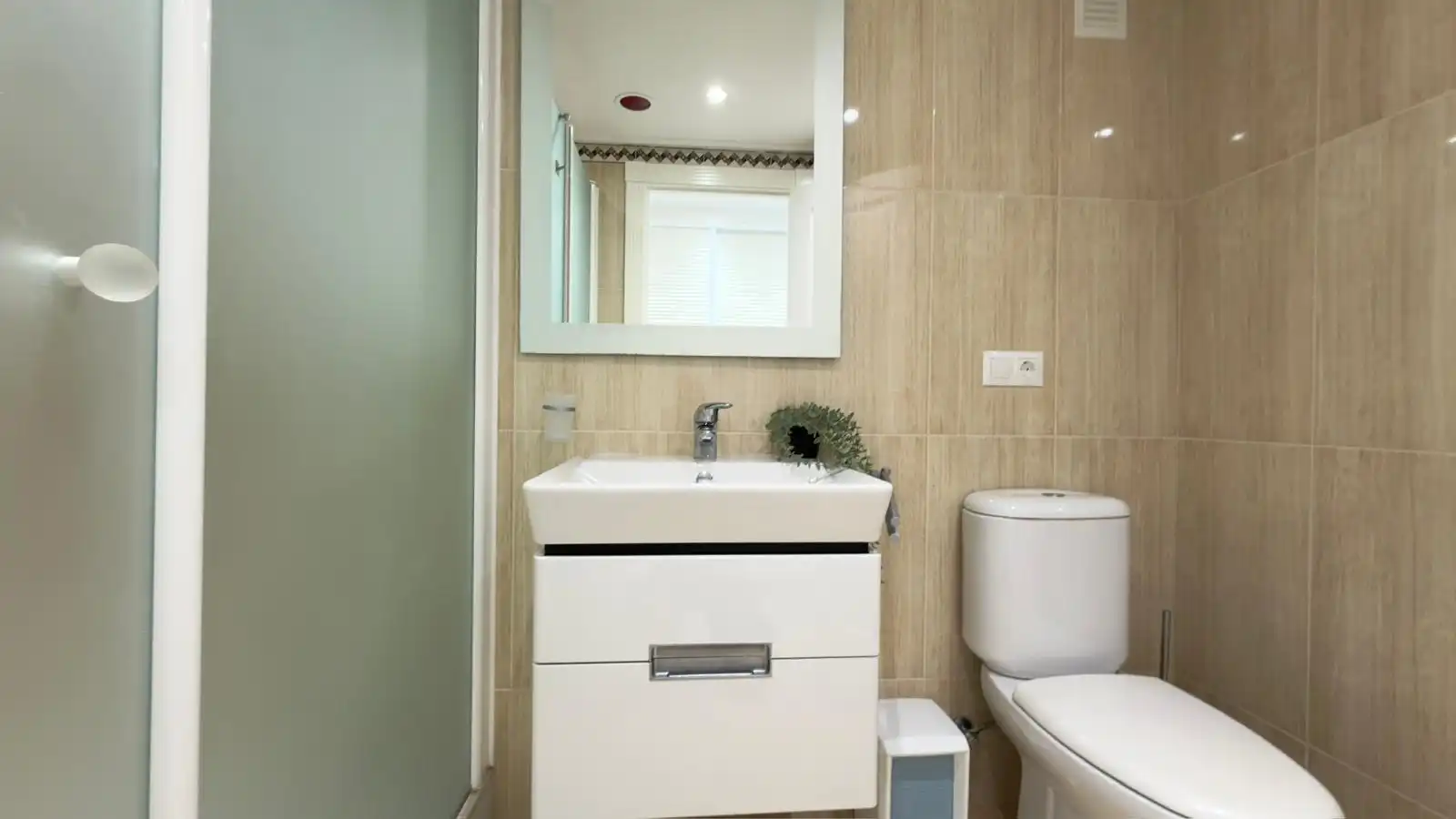 Badezimmer von Wohnung zum Verkauf in Benidorm mit Klimaanlage, Heizung und Terrasse