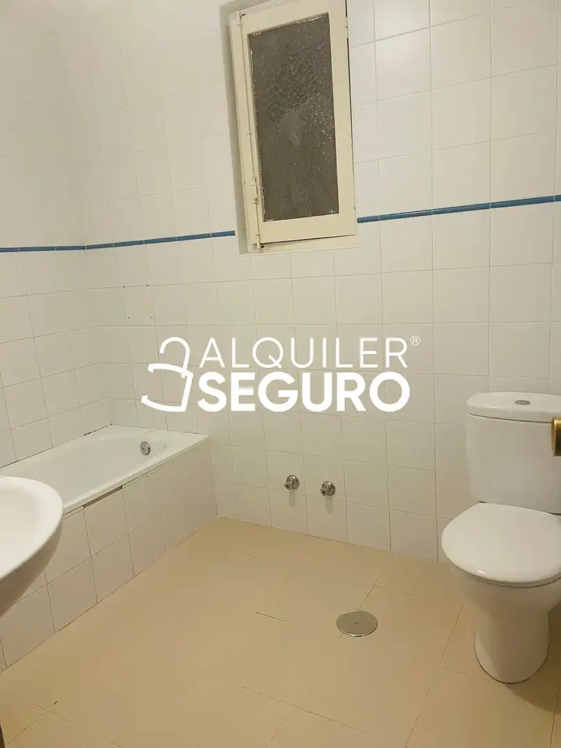 Bathroom of Flat for rent in Toledo  with Heating