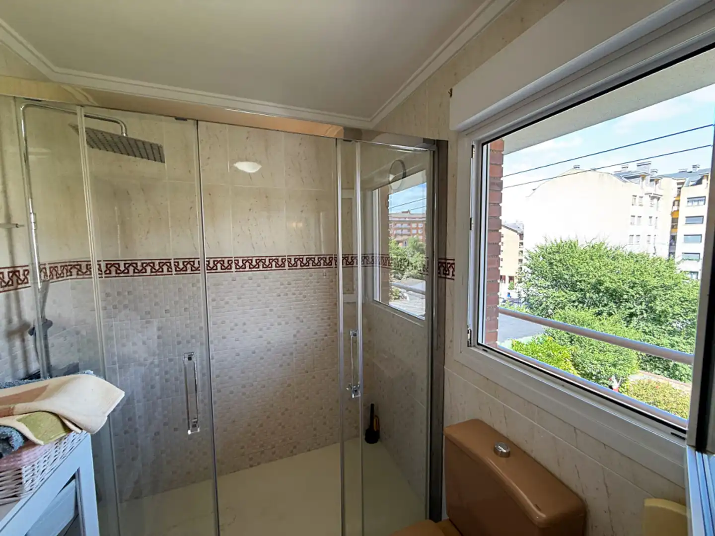 Baño de Casa adosada en venta en Oviedo  con Calefacción, Jardín privado y Parquet
