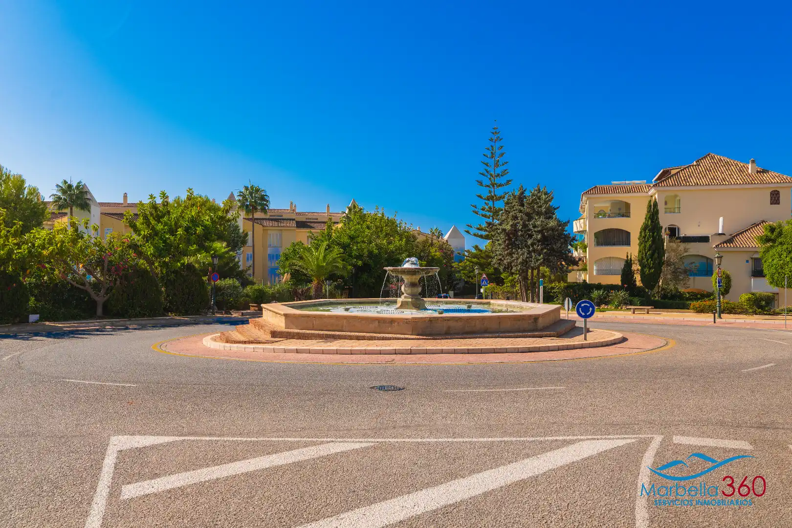 Vista exterior de Casa adosada en venda en Marbella amb Aire condicionat, Jardí privat i Terrassa