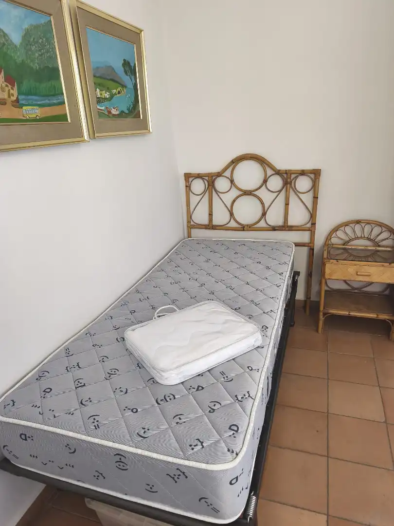 Bedroom of Flat for share in  Sevilla Capital  with Air Conditioner, Private garden and Furnished