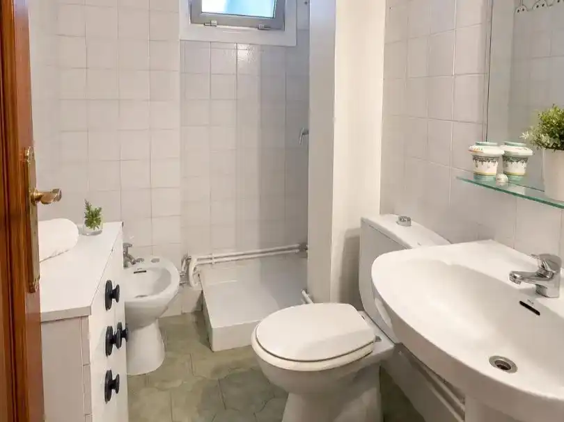 Baño de Piso en venta en Vigo  con Jardín privado, Trastero y Amueblado
