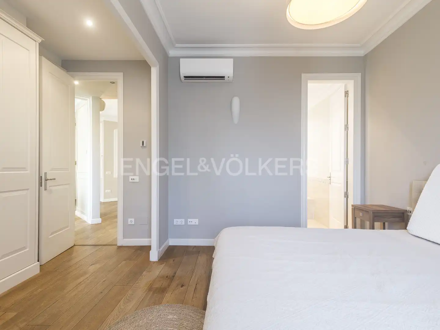Schlafzimmer von Dachboden zur Miete in Barcelona mit Klimaanlage, Heizung und Parkett