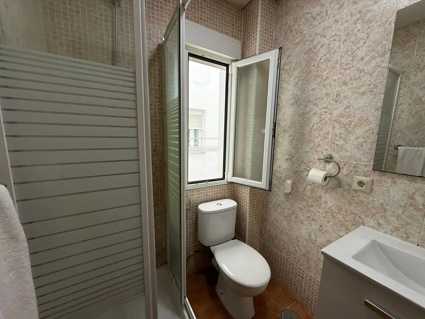 Badezimmer von Wohnung zum Verkauf in Madrid mit Heizung, Terrasse und Abstellraum
