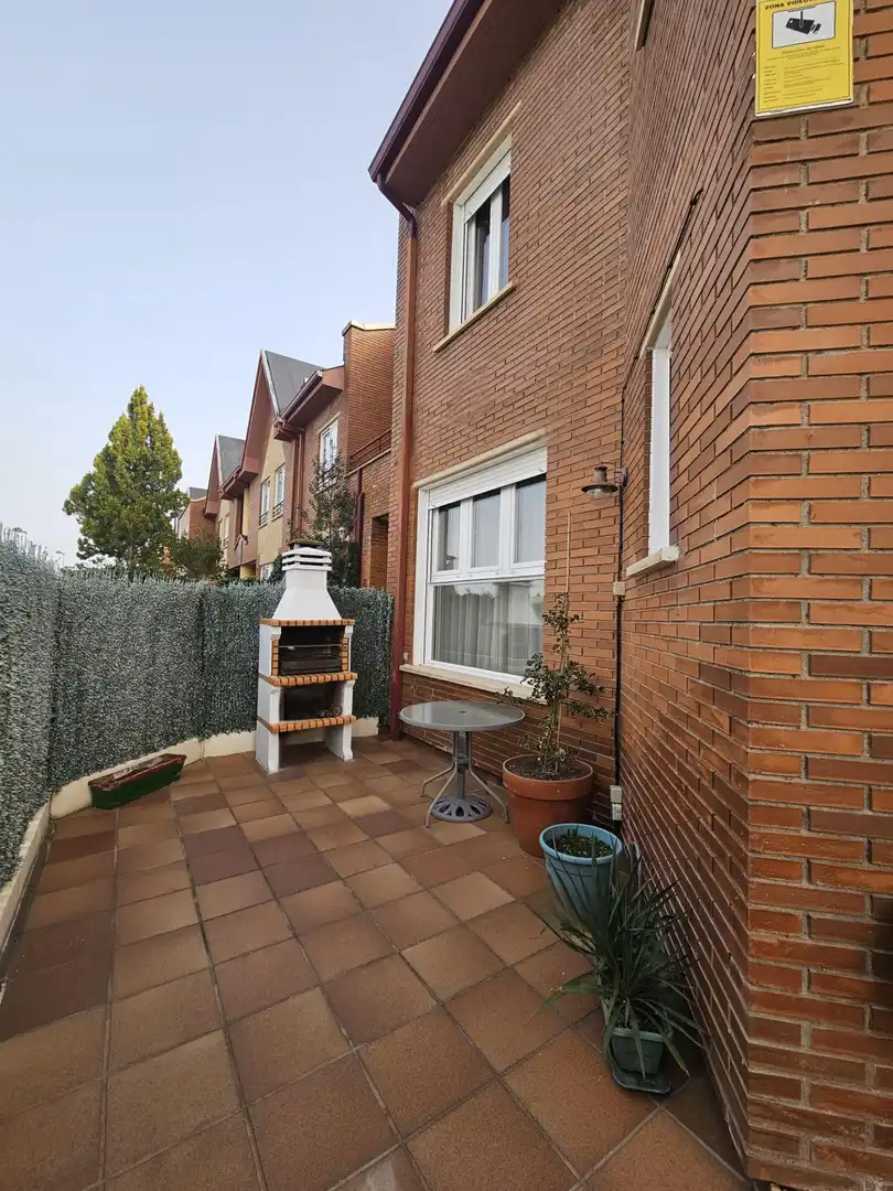Terrassa de Casa adosada en venda en Villamayor amb Calefacció, Parquet i Traster