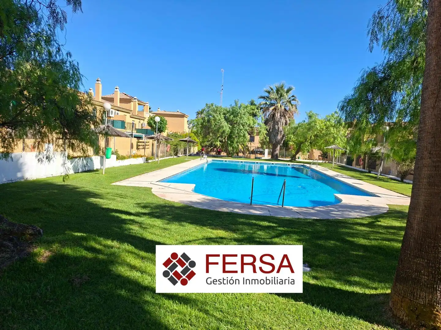 Außenansicht von Einfamilien-Reihenhaus zum Verkauf in El Puerto de Santa María mit Klimaanlage, Heizung und Privatgarten