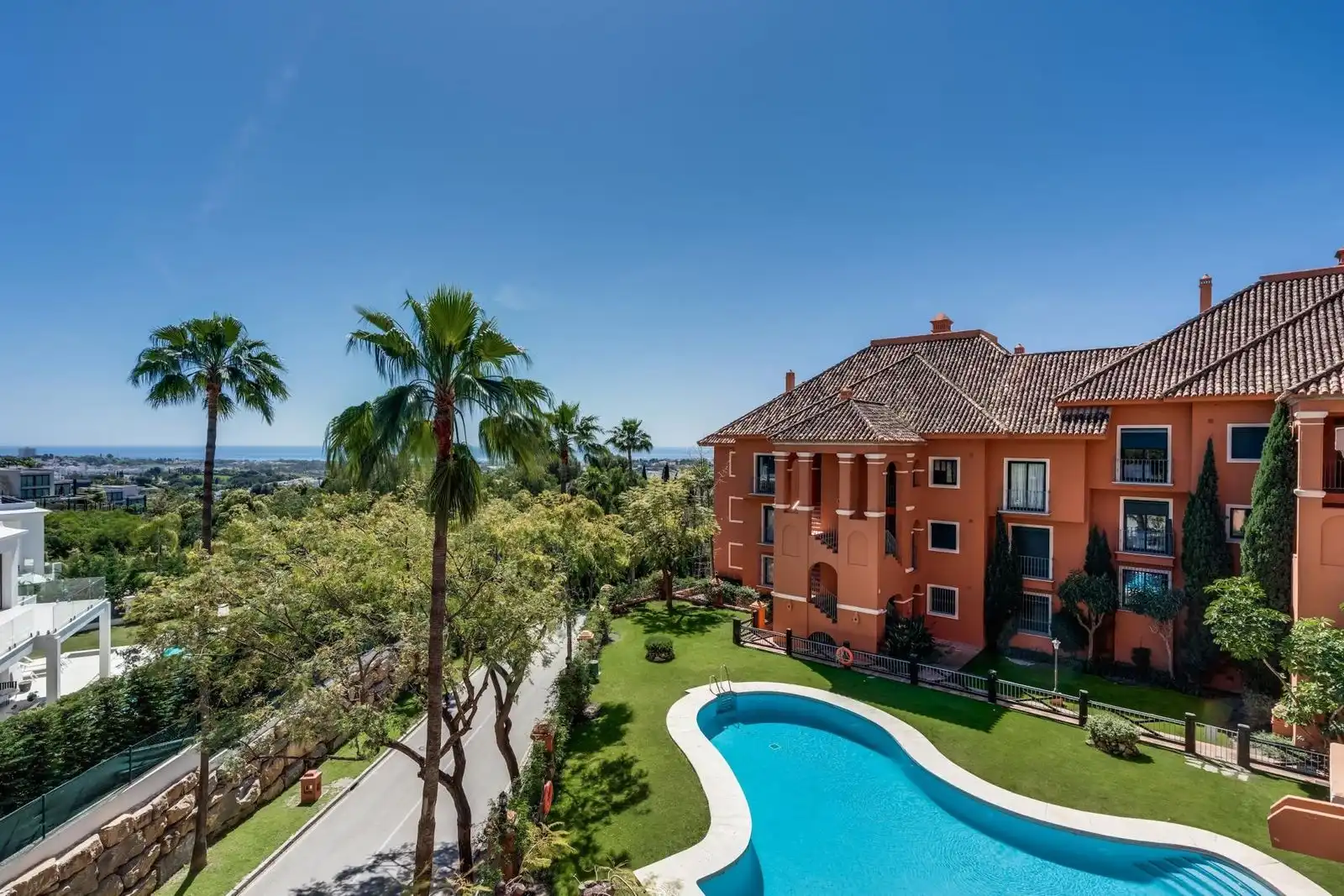 Jardín de Apartamento en venta en Benahavís con Terraza, Amueblado y Piscina comunitaria