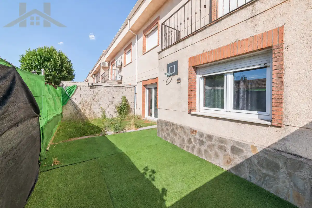 Vista exterior de Casa adosada en venda en Seseña amb Calefacció, Jardí privat i Terrassa