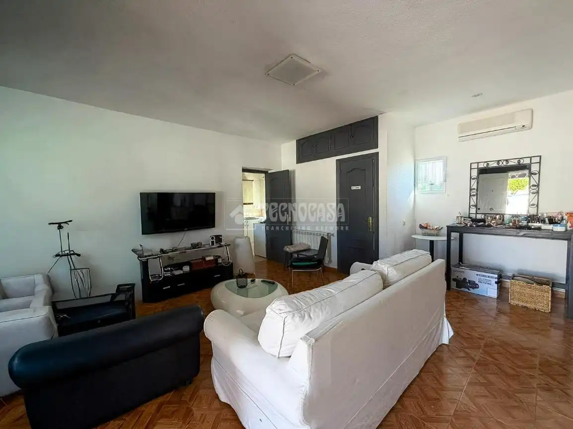 Sala d'estar de Casa o xalet en venda en Villa del Prado amb Aire condicionat i Piscina