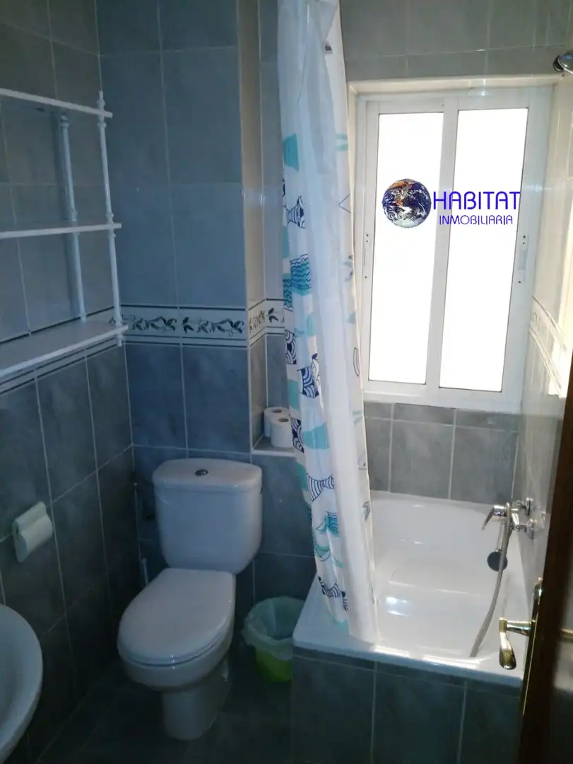 Baño de Piso de alquiler en Granada con Amueblado