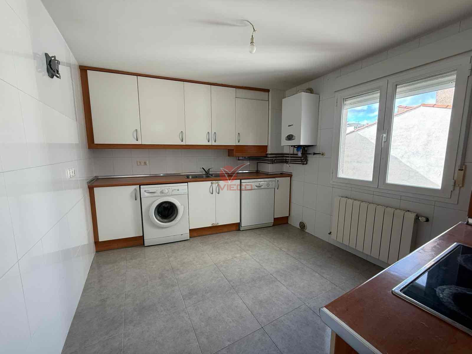 Kitchen of Flat for sale in Villar de Olalla  with Heating and Storage room