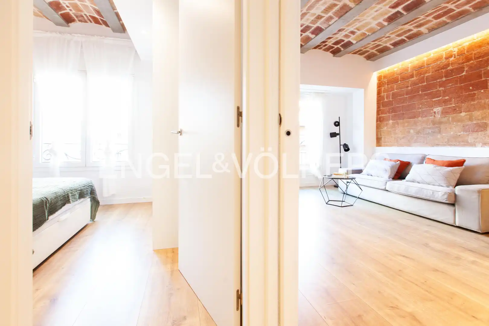 Wohnung zum Verkauf in Barcelona mit Klimaanlage, Heizung und Privatgarten