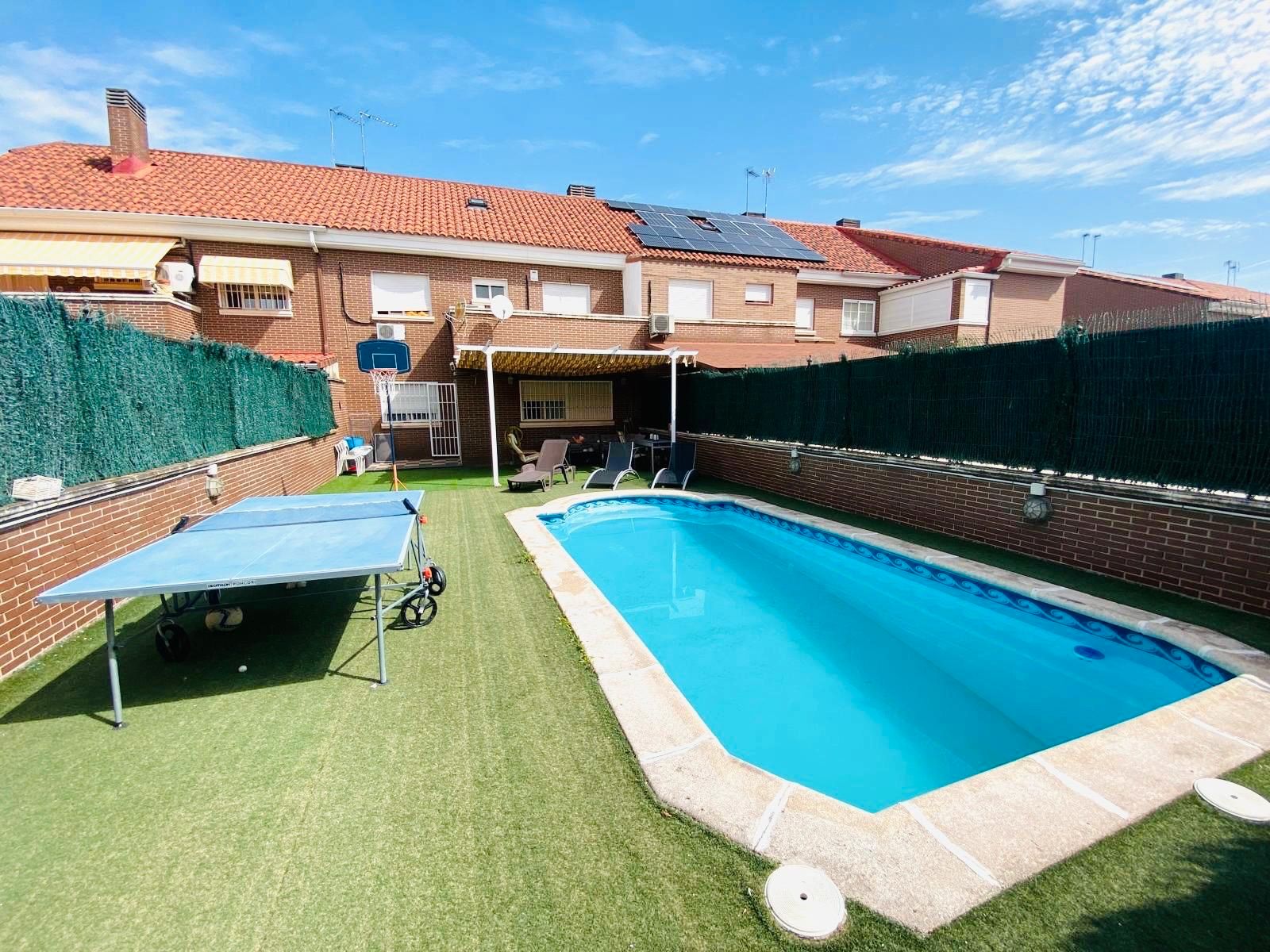 Piscina de Casa adosada en venda en Humanes de Madrid amb Aire condicionat, Jardí privat i Piscina