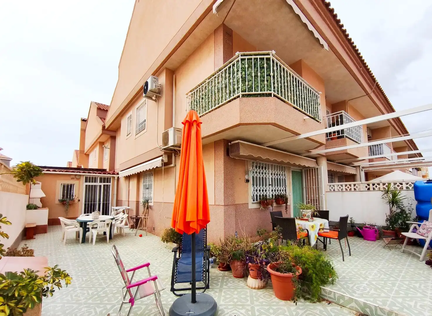 Casa aparellada amb jardí en venda a Calle SIERRA DE LA MUELA