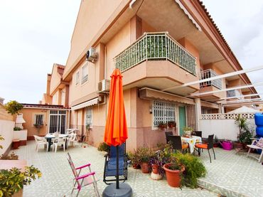 Casa aparellada amb jardí en venda a Calle SIERRA DE LA MUELA