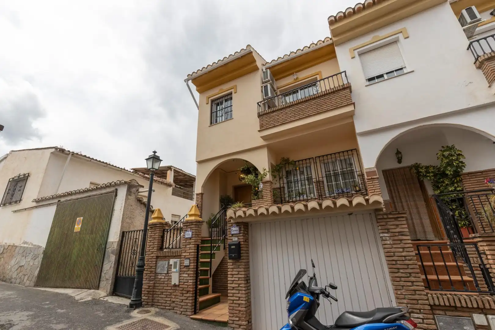 Vista exterior de Casa adosada en venta en Cájar con Aire acondicionado, Calefacción y Parquet