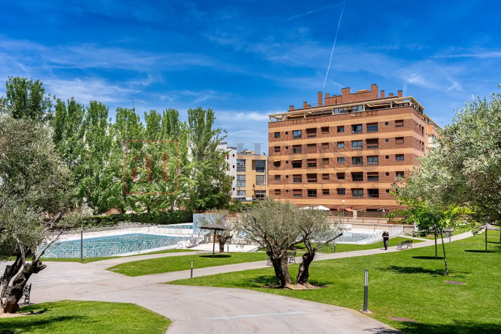 Schwimmbecken von Wohnung zum Verkauf in Madrid mit Klimaanlage, Heizung und Privatgarten