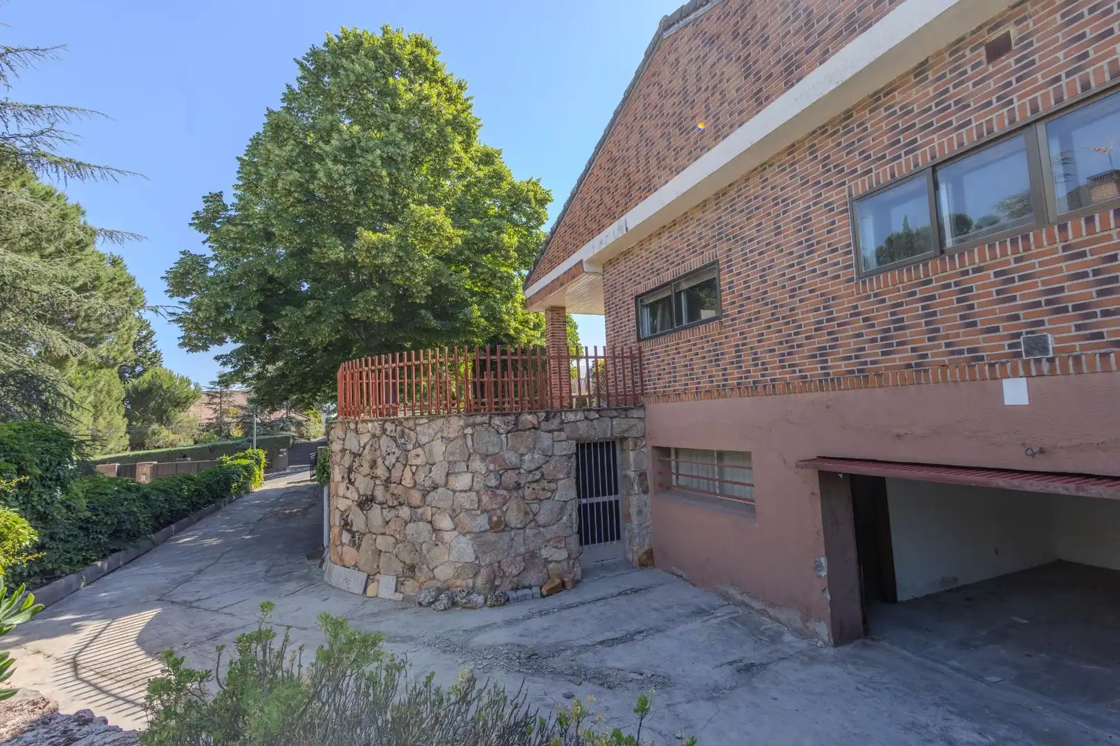 Vista exterior de Casa o chalet en venta en Boadilla del Monte con Calefacción, Trastero y Piscina