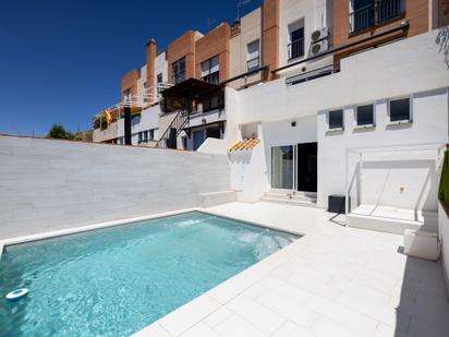 Swimming pool of Single-family semi-detached for sale in  Granada Capital  with Air Conditioner, Heating and Private garden