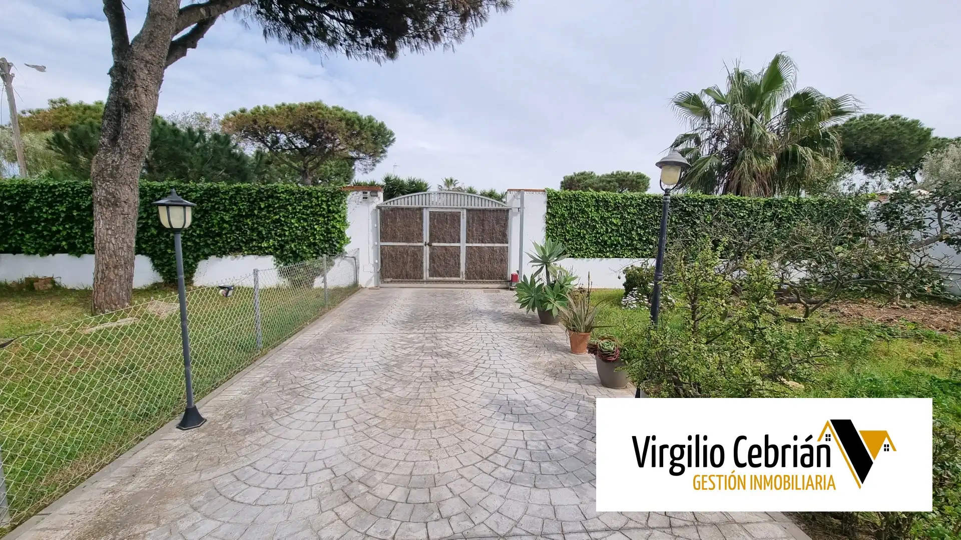 Vista exterior de Casa o xalet en venda en Chipiona amb Aire condicionat, Jardí privat i Terrassa
