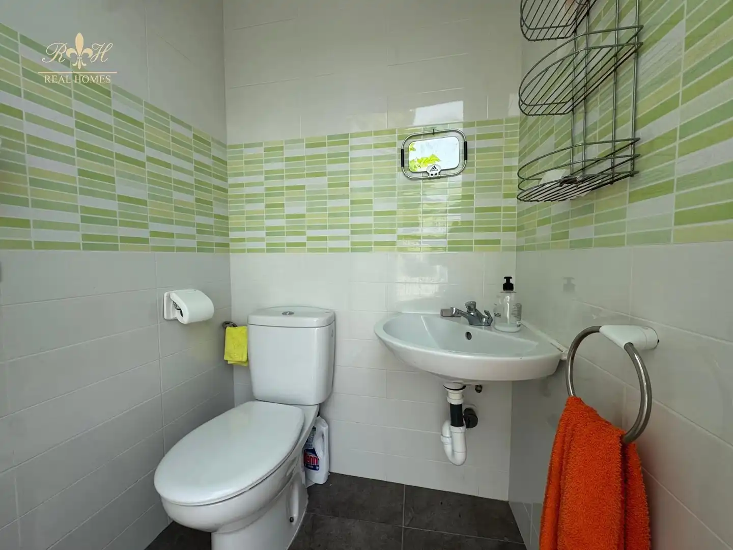 Badezimmer von Einfamilien-Reihenhaus zum Verkauf in L'Alfàs del Pi mit Klimaanlage, Terrasse und Schwimmbad