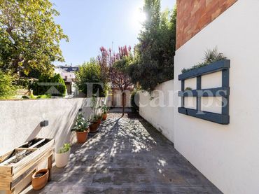 Casa con jardín en venta en Calle escola pia