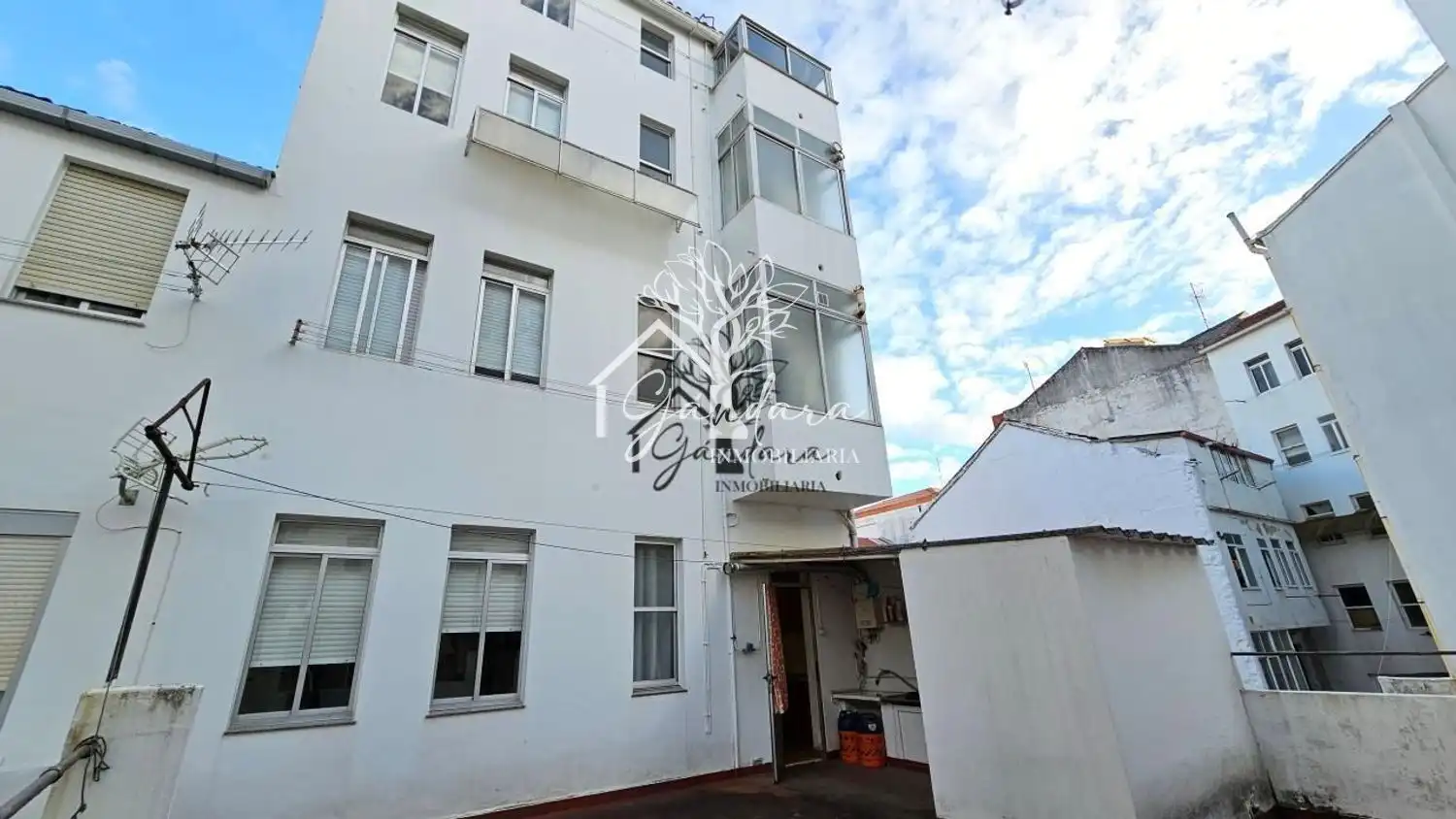 Vista exterior de Edifici en venda en Ferrol