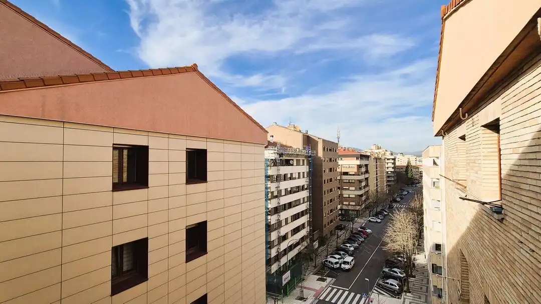 Außenansicht von Wohnung zum Verkauf in  Pamplona / Iruña mit Heizung, Terrasse und Abstellraum