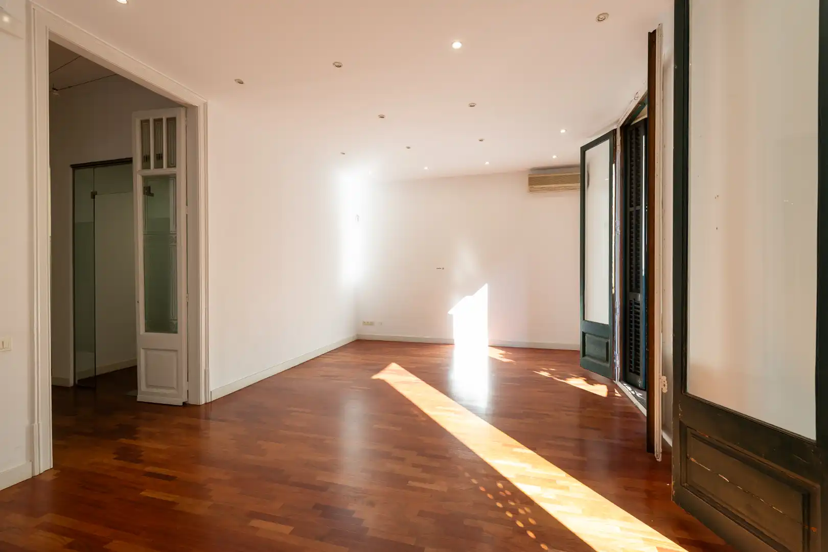 Wohnzimmer von Wohnung zum Verkauf in Barcelona mit Klimaanlage, Heizung und Parkett